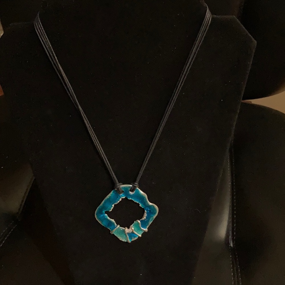 Unique boutique necklace - Picture 2 of 5